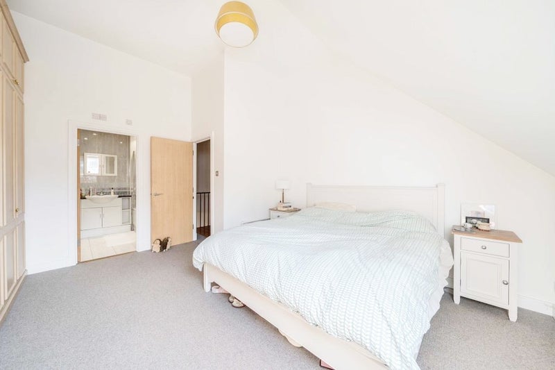 Spacious En Suite near Central