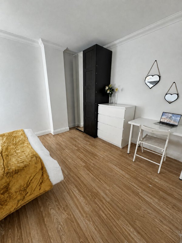 Large En-Suite Double with Desk - Isle of Dogs