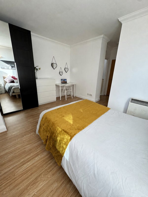 Large En-Suite Double with Desk - Isle of Dogs