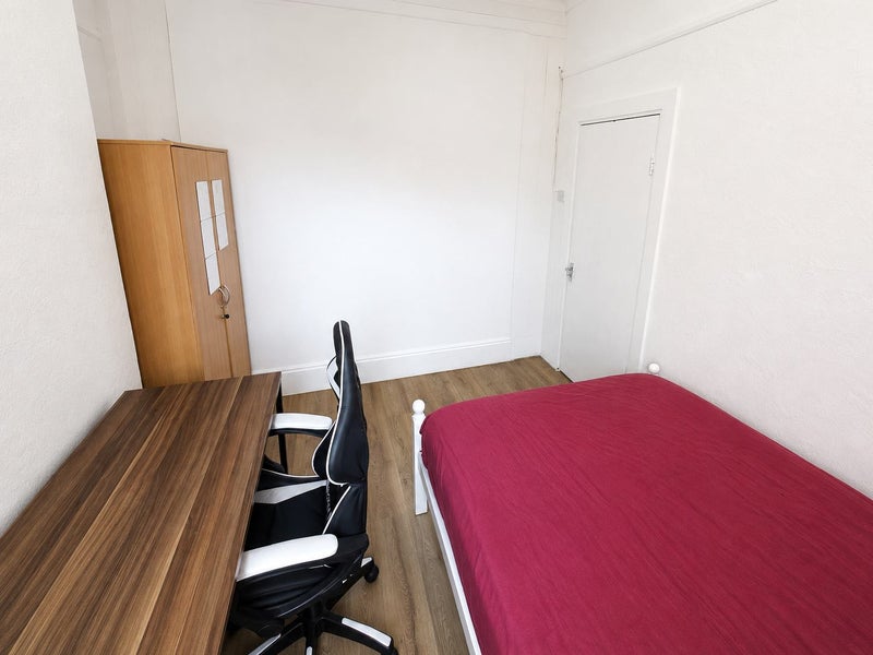 Bright Double Room in Stratford / Elizabeth Line