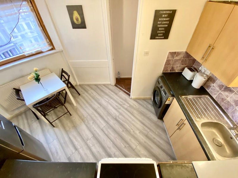 Bright Double Room with Desk - SW10