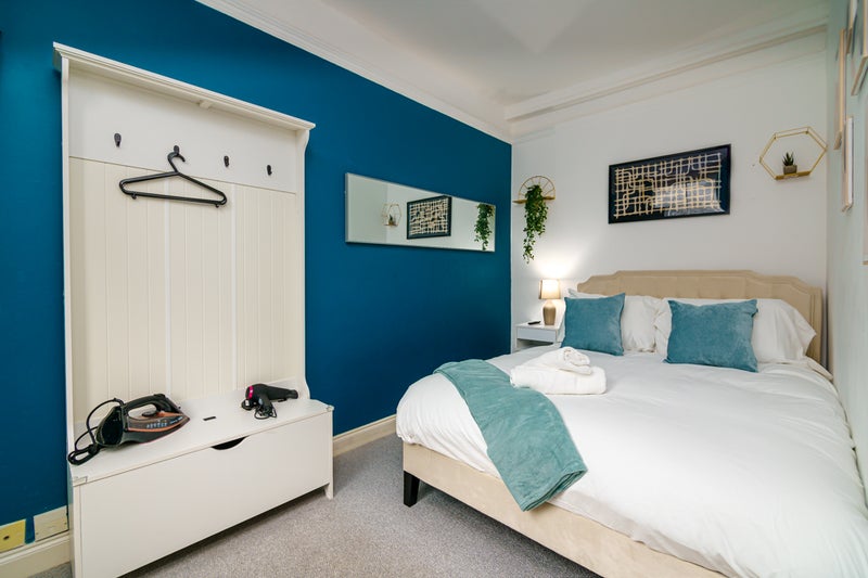 Modern 2-Bed Flatshare in Aldgate East
