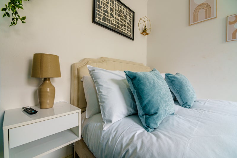 Modern 2-Bed Flatshare in Aldgate East