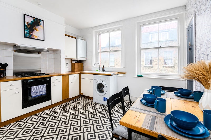 Modern 2-Bed Flatshare in Aldgate East
