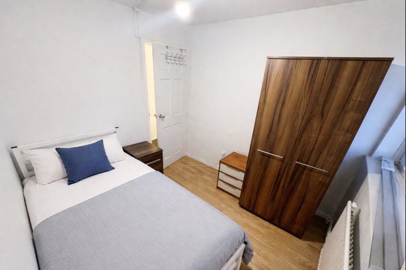 Cozy Room in Mile End 