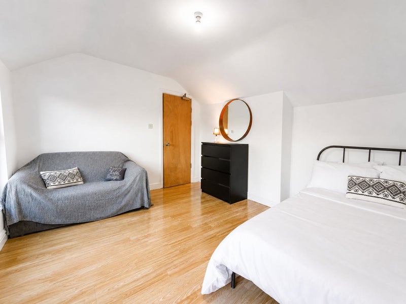 Big Master Room - 3 Min to Elizabeth Line