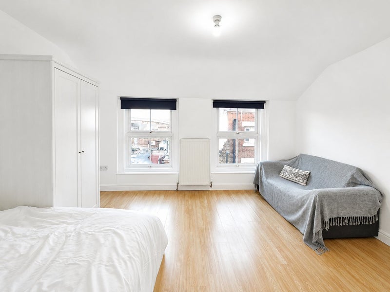 Big Master Room - 3 Min to Elizabeth Line