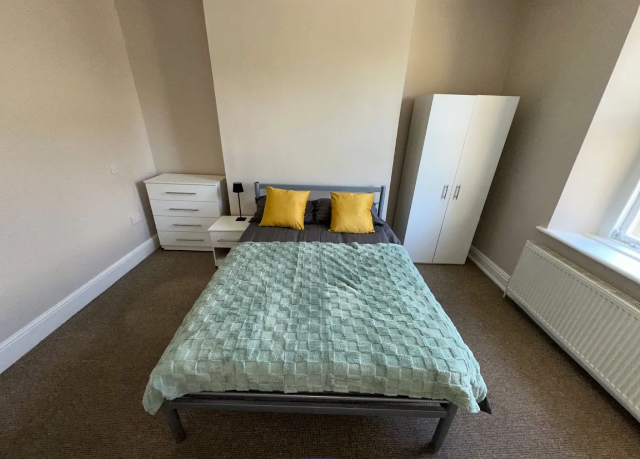 Great location for this 2 bedroom flat share 