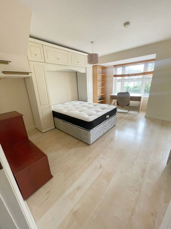 Modern 5-Bedroom House Share