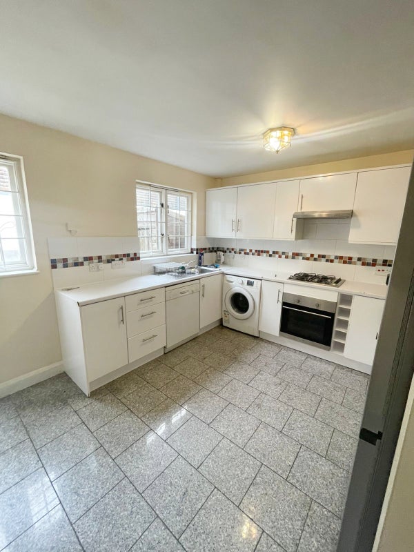Modern 5-Bedroom House Share