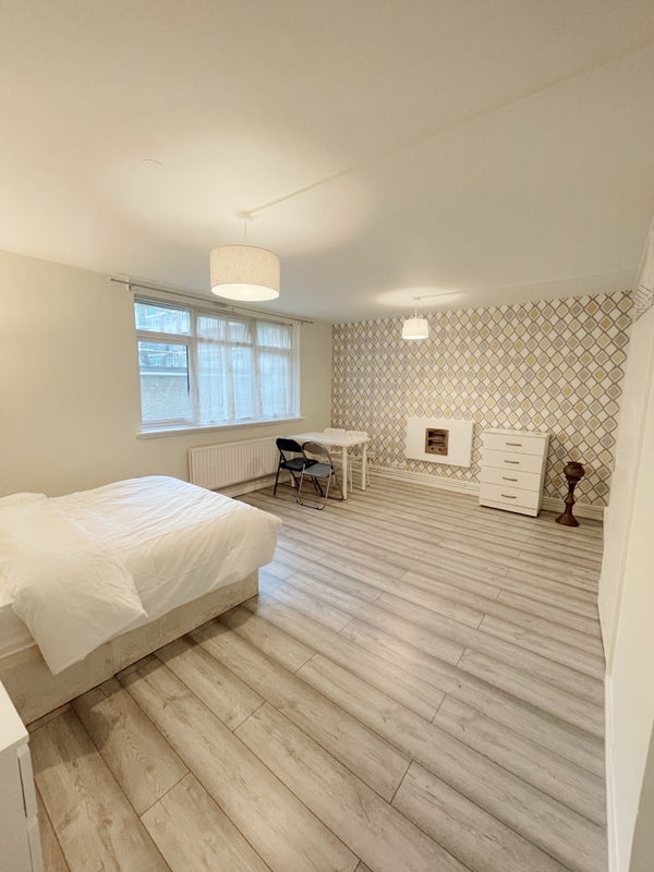 Bright Double Room in Canada Water / Surrey Quays