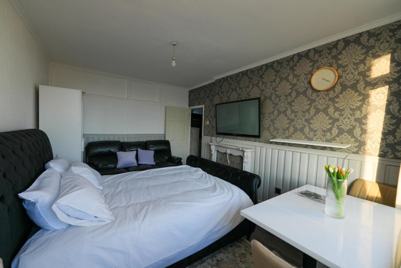 Spacious  Double ensuite Room – Central East 🗝️