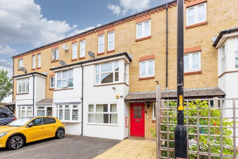 Bright Double Room in Lively House