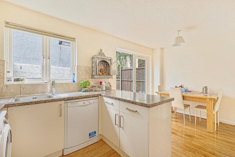 Bright Double Room in Lively House