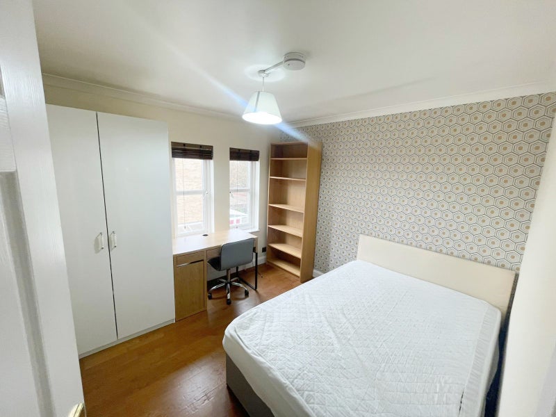 Bright Double Room in Lively House
