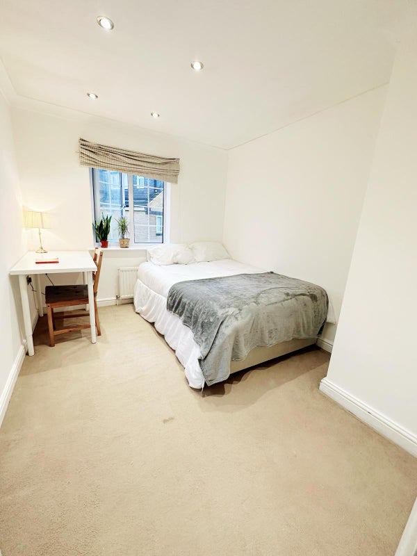Cozy Double Room House with Garden and Living Room