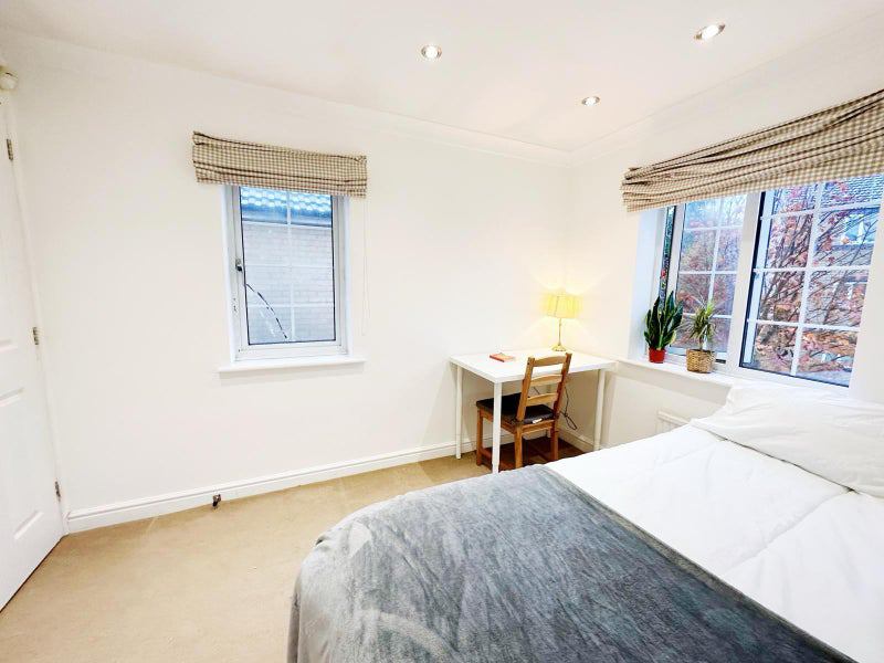Cozy Double Room House with Garden and Living Room