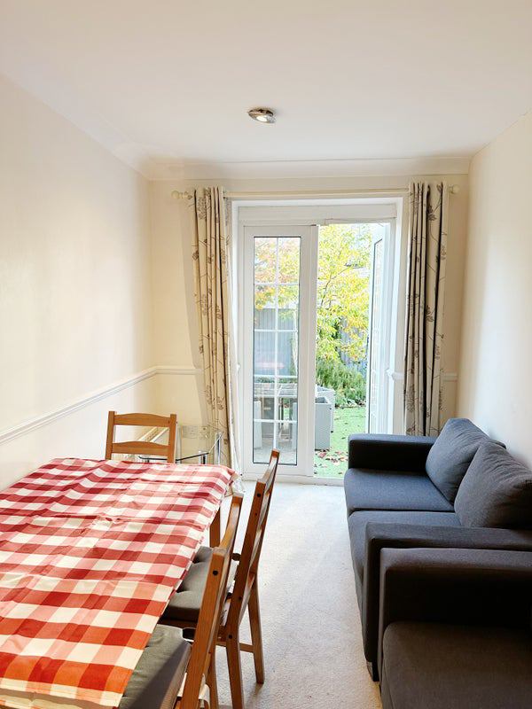 Cozy Double Room House with Garden and Living Room