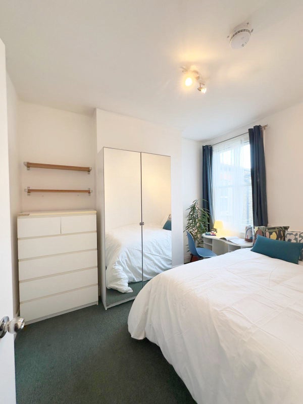 Bright Double Room in Victorian House / Canada Water