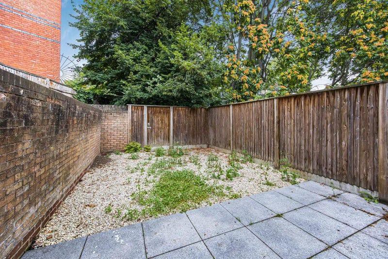 Large Room in Modern Flat with Garden