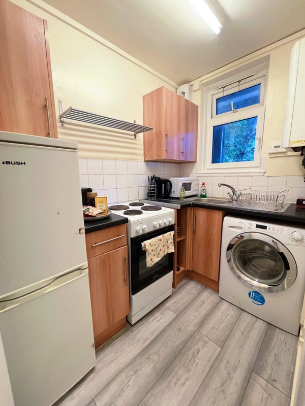 Spacious Studio Flat | Canada Water / Surrey Quays