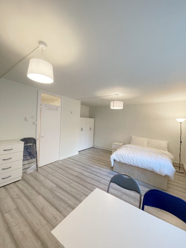Spacious Studio Flat | Canada Water / Surrey Quays