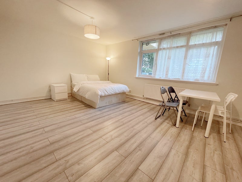 Spacious Studio Flat | Canada Water / Surrey Quays