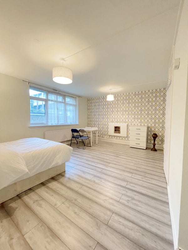 Spacious Studio Flat | Canada Water / Surrey Quays