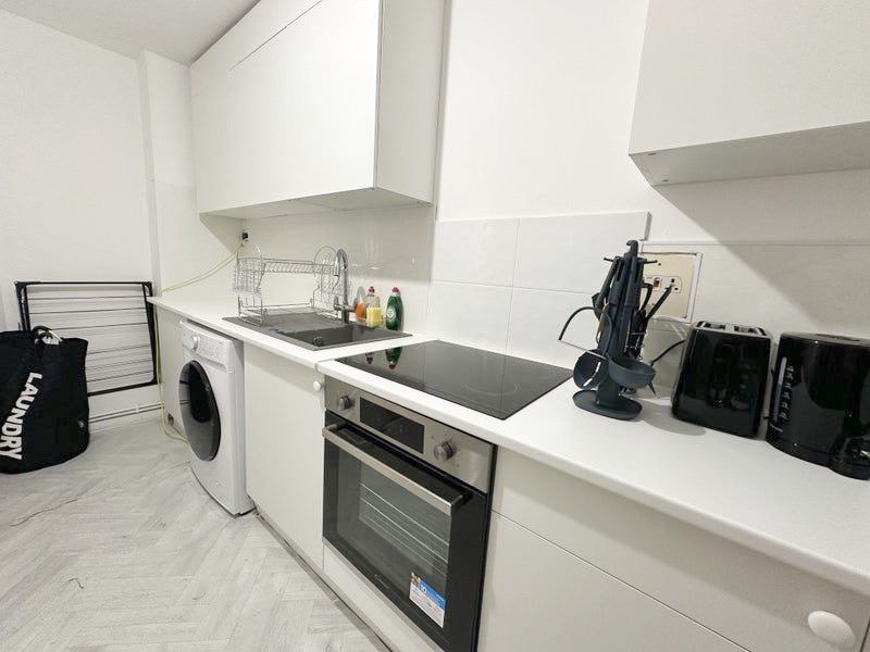 Large Bright Double Room in Zone 1!
