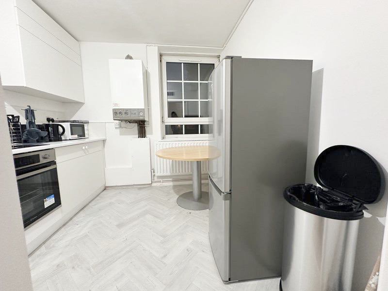Large Bright Double Room in Zone 1!