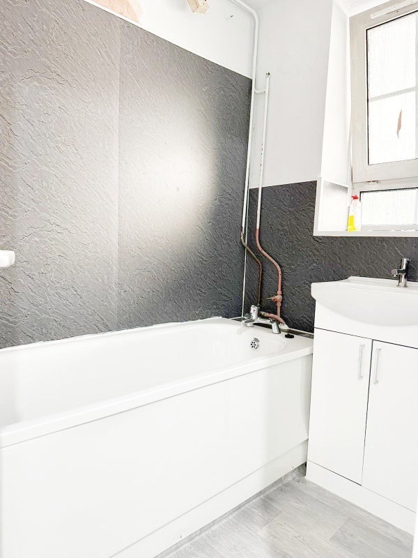 Large Bright Double Room in Zone 1!