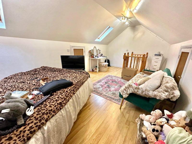 Large En suite with 2 Private Floors