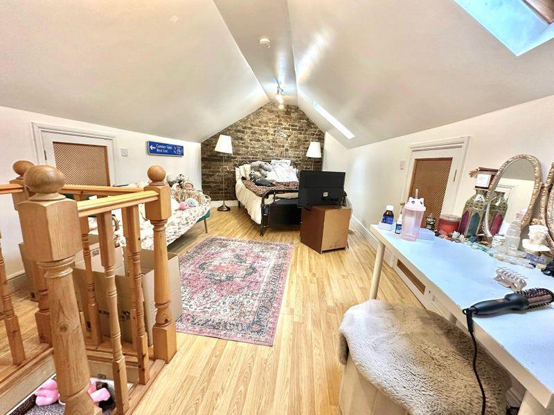 Large En suite with 2 Private Floors