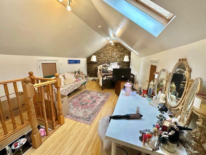 Large En suite with 2 Private Floors