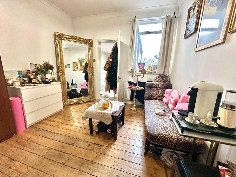 Large En suite with 2 Private Floors