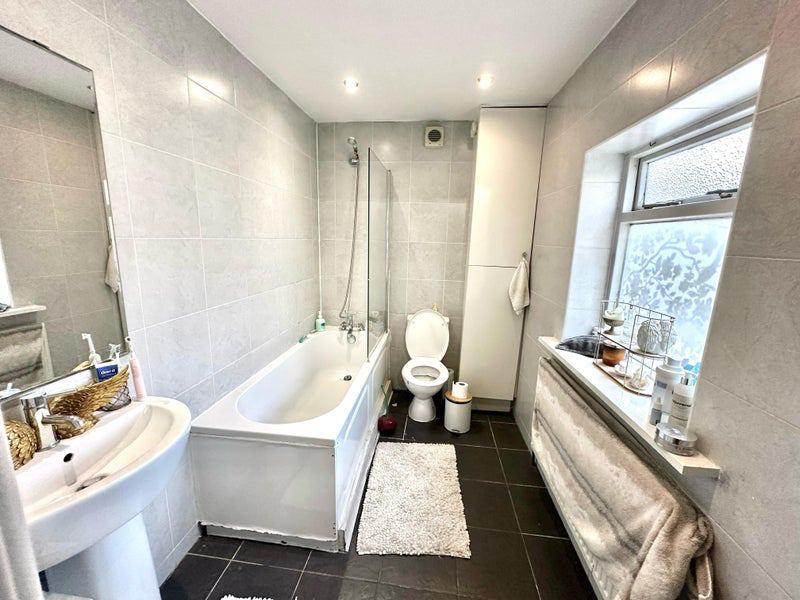Large En suite with 2 Private Floors
