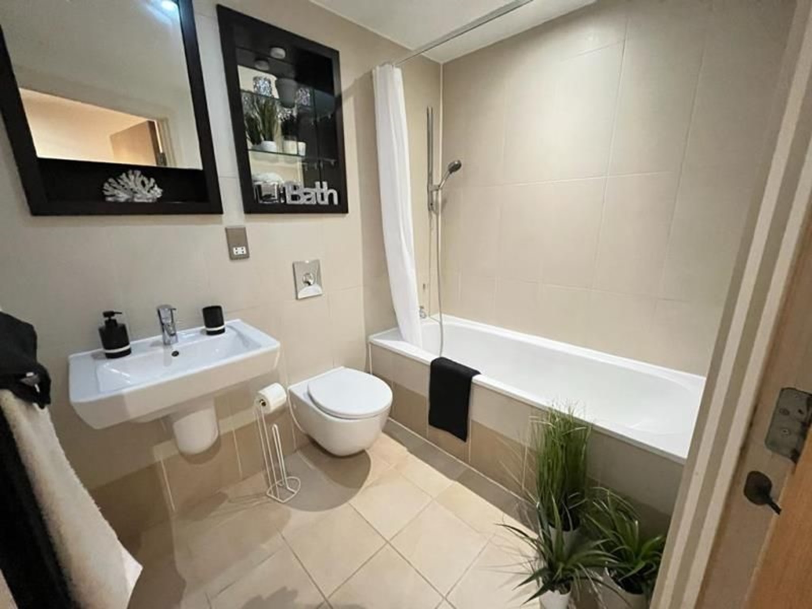 Double bedroom with a private bathroom for rent in IG11 8FN