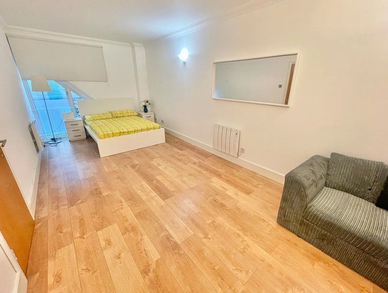 Bright Spacious Master Room near Canary Wharf