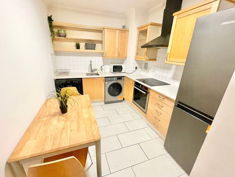 Bright Spacious Master Room near Canary Wharf