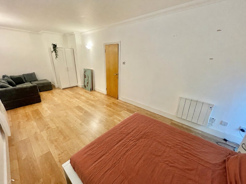 Bright Spacious Master Room near Canary Wharf