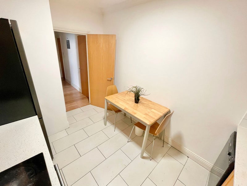Bright Spacious Master Room near Canary Wharf