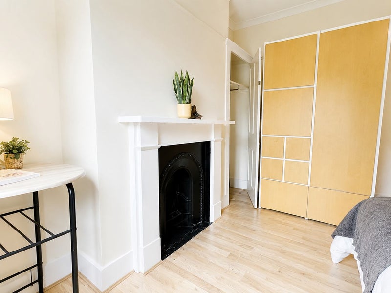 Bright Double Room in 3 Bed Flat - Surrey Quays
