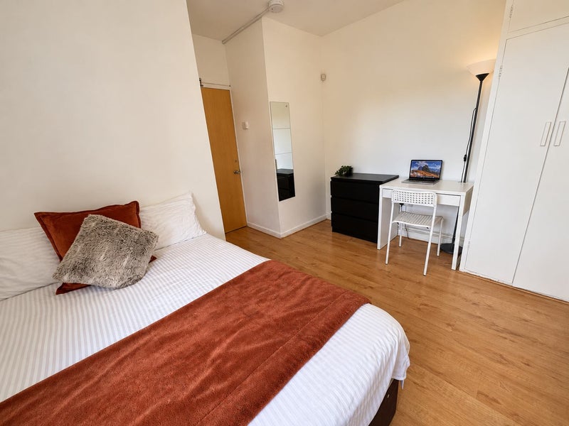 Spacious Room in Oval | Great Value