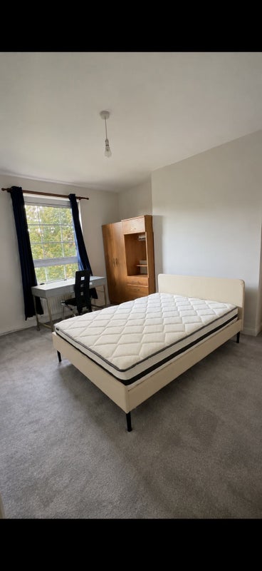 Room Minutes from Canary Wharf