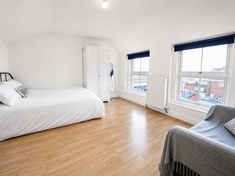 Massive Room in Central London / Elizabeth Line