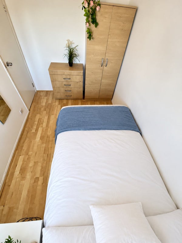 Double In Blossom Close - South Ealing