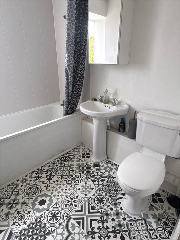 Double In Blossom Close - South Ealing
