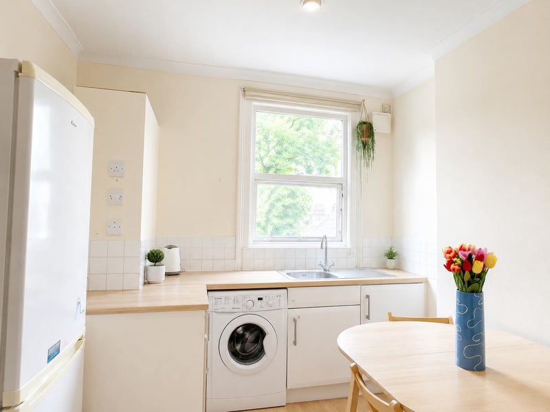 Bright Double Room in 3 Bed Flat - Surrey Quays