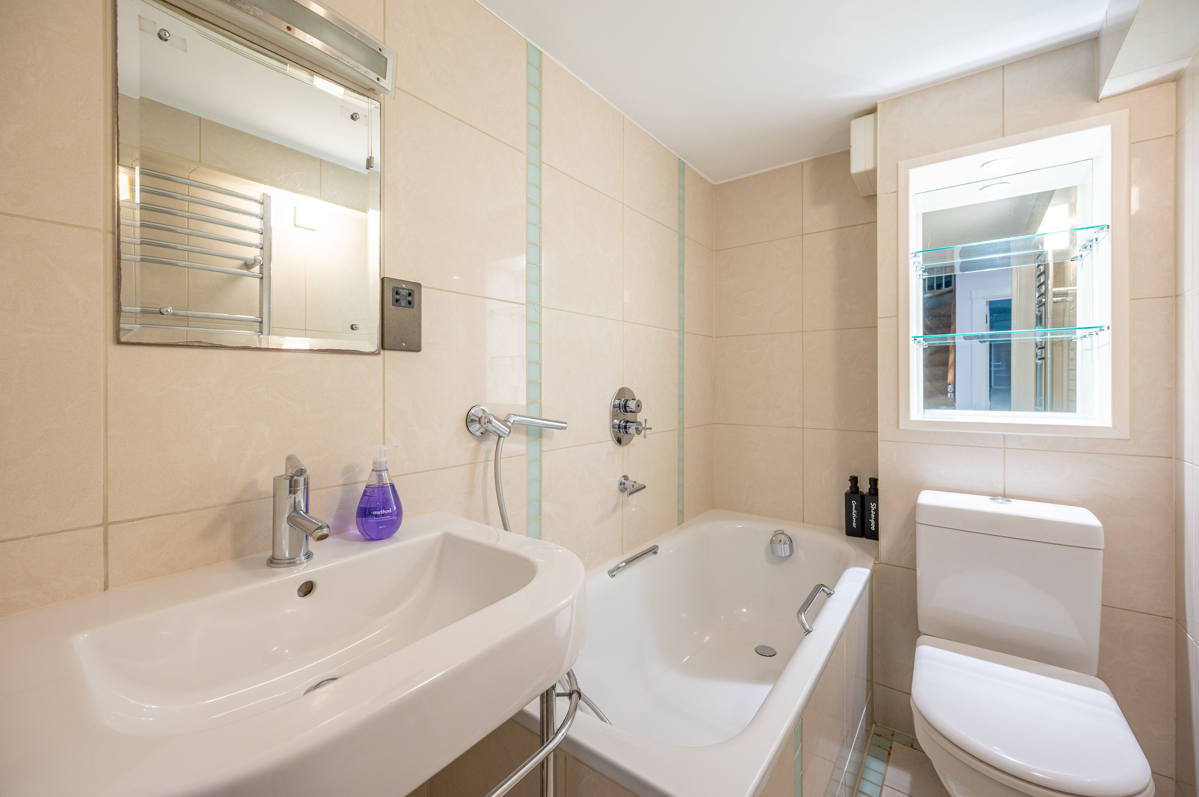 AWESOME ONE BEDROOM IN BIDBOROUGH SREET, LONDON, WC1H 9DL