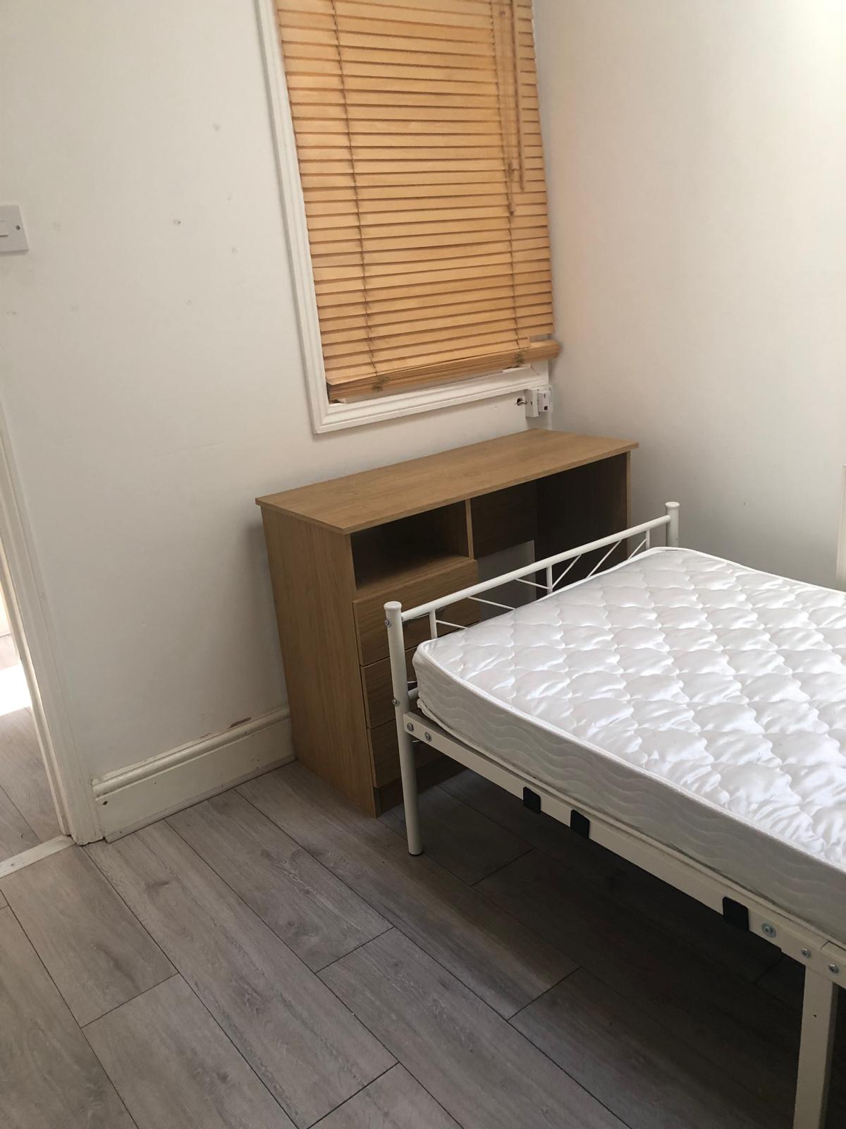 Bright double room at Ilford,IG1 4UH, Zone 4 in 800PCM